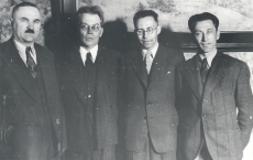 F. Tuglas koos läti ja leedu kirjanikega Riias 31. mail 1940. Vas:1) Kârlis Egle, 2) F. Tuglas, 3) Kostas Korsakas, 4) Jânis Plaudis