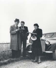 Sõidul Tammele aug 1940. Friedebert Tuglas, autojuht Kruusberg, pr. Sarap