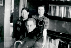 Tartus 21. märtsil 1944, enne Viljandi sõitu Anna Pirnimäe, Friedebert Tuglas, õie Nurmet