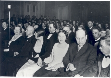 Marie Underi 50. a juubeliaktus "Estonia" kontserdisaalis 30. märtsil 1933. I. rida M. Under, Artur Adson, H. Hacker, D. Hacker, a Alle, M. Metsanurk, II rida Friedebert Tuglas