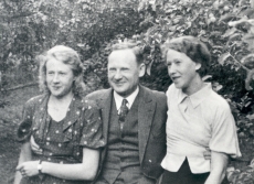 Selma Oinas-Kurvits, Aleksander Oinas ja Elo Tuglas Haapsalus, 1935