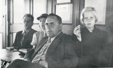 F. Tuglas, E. Tuglas, r Kleis, E. Eesorg Naroova jõelaeval, suvi 1937