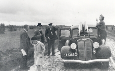 P. Kurvits, E. Eesorg, F. Tuglas, autojuht?, E. Tuglas Pljussa jõel, suvi 1937