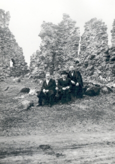 F. Tuglas, r Kleis, V. Treumann. Ring ümber Võrtsjärve, Karksi lossivaremeil 30. IV 1939