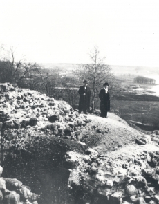 V. Treumann, F. Tuglas. Ring ümber Võrtsjärve, Viljandi lossivaremeil. 30. IV 1939