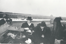 E. Tuglas, F. Tuglas, Treumann. Ring ümber Võrtsjärve, Oiu sadamasillal. 29. IV 1939
