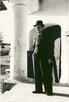 Friedebert Tuglas Reola kõrtsi ees, 1938 