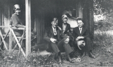 Tuusulas A. Kivi surmamaja ees; Vas: Annie Mörk, Aarne Orjatsalo, Toini Aaltonen, Friedebert Tuglas 12. 07. 1929