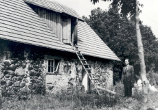 Friedebert Tuglas Ahjal vana õllekoja ees. juuli 1938
