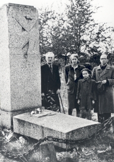 Jaan Oksa haual Rahumäe kalmistul sept 1948. Paremal F. Tuglas, E. Tuglas