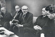 Pressikonverents Kirjanike Majas 14. veebr 1964 (Juhan Liivi 100 juubeli korraldamise asjus) Vas:1) r Sirge, 2) P. Uusman, 3) F. Tuglas, 4) P. Rummo