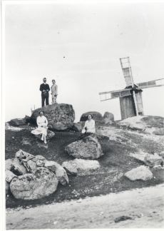Vormsi saarel, juuli 1931. Taga vas F. Tuglas