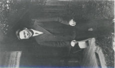 Friedebert Tuglas Tuusulas A. Kivi surmamaja ees, 1929