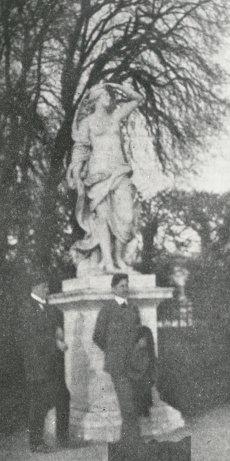 Vasakult: F. Tuglas ja F. Kull Versailles'e pargis. Raamatust: Ferdinand Kull, Mässumehi ja boheemlasi (Tln. 1933) lk. 153