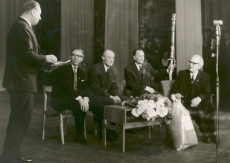 V. Beekman kõnelemas F. Tuglase 80. sünnipäeval 1966 Istuvad J. Smuul, r Sirgo, P. Rummo ja F. Tuglas