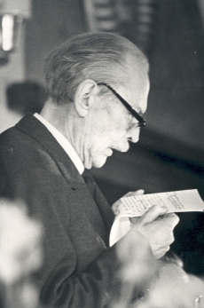 Friedebert Tuglas oma 85. sünnipäeval, 1971