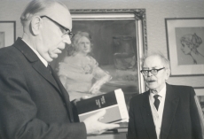 Friedebert Tuglas ja E. Päll Tuglase 85. sünnipäeval