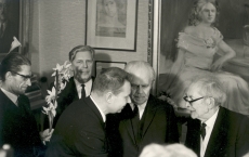 R. Parve, A. Antsberg, V. Beekman ja H. Kruus õnnitlemas Friedebert Tuglast tema 85. sünnipäeval, 1971