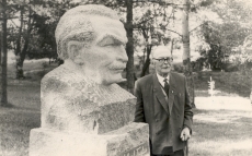 Friedebert Tuglas "graniidist Tuglas'ega" Uderna kooli pargis 14. sept 1967