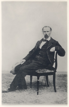 Johann Köler, professor (toolil istumas)