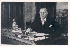 Eduard Vilde oma töötoas 1925 Tallinnas