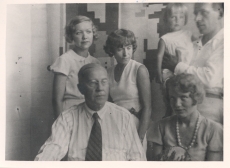 Eduard Vilde, Aurora Semper, pr Jõesaar, Emilie Vares-Barbarus ja Johannes Semper tütrega Pärnus 1932. a suvel