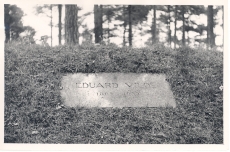 Eduard Vilde, mälestustahvel Metsakalmistul Tallinnas