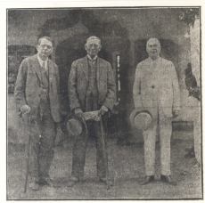 Eduard Vilde, E. Virgo ja K. Skalbe (Läti Kirjanike Liidu) esimees Siguldas 1930.a.