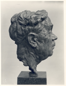 Eduard Hubeli portreebüst profiilis. Skulptor F. Sannamees