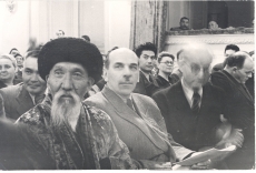 Johannes Semper kasahhi rahvalauliku Kenen Azerbajeviga Kasahhi NSV kirjanduse dekaadil Moskvas