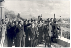 Johannes Vares esimeses reas vasakult neljas Moskvas hotell "Moskva" katusel