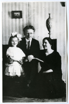 Hans Pöögelmann  abikaasa Julia Pöögelmanni ja  tütar Silviaga