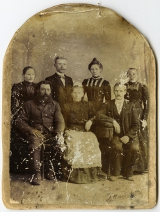 Hans Pöögelmanni perekond. I r. vasakult: Hans Pöögelmanni vanemad, õe Marie abikaasa Riisalu; II r.: õde Mall, Hans Pöögelmann, õde Ella, õde Marie