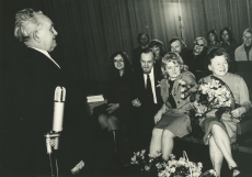 Erni Hiire 75. juubeli tähistamine  Kirjanike Majas 24. 03. 1975. Kõneleb Erni Hiir