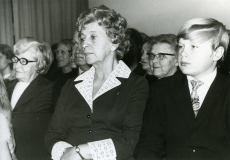 Kersti Merilaas (ees keskel) oma 60. juubelipäeval Kirjanike Majas 07.12.1973. a. 