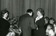 Kersti Merilaas oma 60. juubelil õnnitlusi vastu võtmas 7. 12.1973. a. Vasakul Ellen Niit