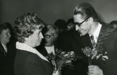 Kersti Merilaasi 60. juubel Kirjanike Majas 7. XII 1973. a. Juubilari õnnitleb Ralf Parve