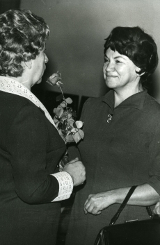 Kersti Merilaasi 60. juubel Kirjanike Majas 7. XII 1973. a. Juubilari õnnitleb Karin Kask