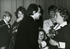 Kersti Merilaasi 60. juubel Kirjanike Majas 7. XII 1973. a. Juubilari õnnitleb Mati Unt