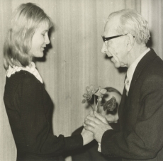Mart Raud koos õnnitlejaga oma 70. juubelil 14. IX 1973. a.