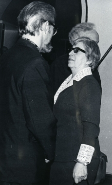 Endel Nirk (seljaga) ja Kersti Merilaas VII Kirjanike kongressil 5.-7.04.1976. a