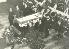 Mart Raua matused 10. juulil 1980. a. Auvalves seisavad: taga vasakult: Ott Ojamaa, Jüri Tuulik, Vladimir Beekman, ees vasakult: Villem Gross, Kalle Kurg, Jaak Jõerüüt 