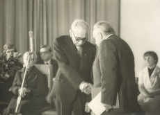 Johannes Käbin õnnitlemas Mart Rauda tema 75. sünnipäeval sept. 1978. a