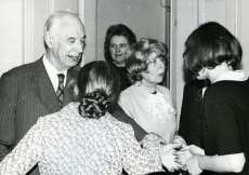 Valmar Adams (vas. 1.) külalistega oma 75. juubelipäeval 30. jaanuaril 1974. a TRÜ kohvikus