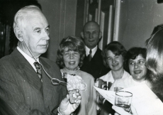 Valmar Adams (vas.1.) külalistega oma 75. juubelil TRÜ kohvikus 30. I 1974. a