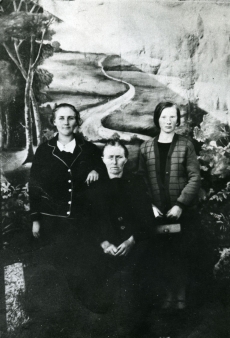 Karl Ristikivi ema Liiso Ristikivi (vas. 2. ) ja  Aleksandra Ristikivi-Rihvk grupifotol