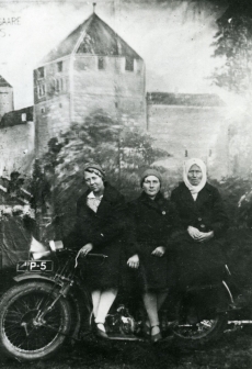 Vasakult: Marie Ristikivi, Aleksandra Ristikivi-Rihvk ja Liiso Ristikivi 
