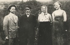August Gailit isa ja õdedega