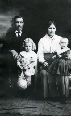 August Sang(vas.) koos isa Jakobi, ema Akeliina ja vend Ilmariga