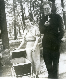 Kersti Merilaas ja August Sang lapsega (Liina Sang) 1937. a suvel Tähtvere pargis Tartus